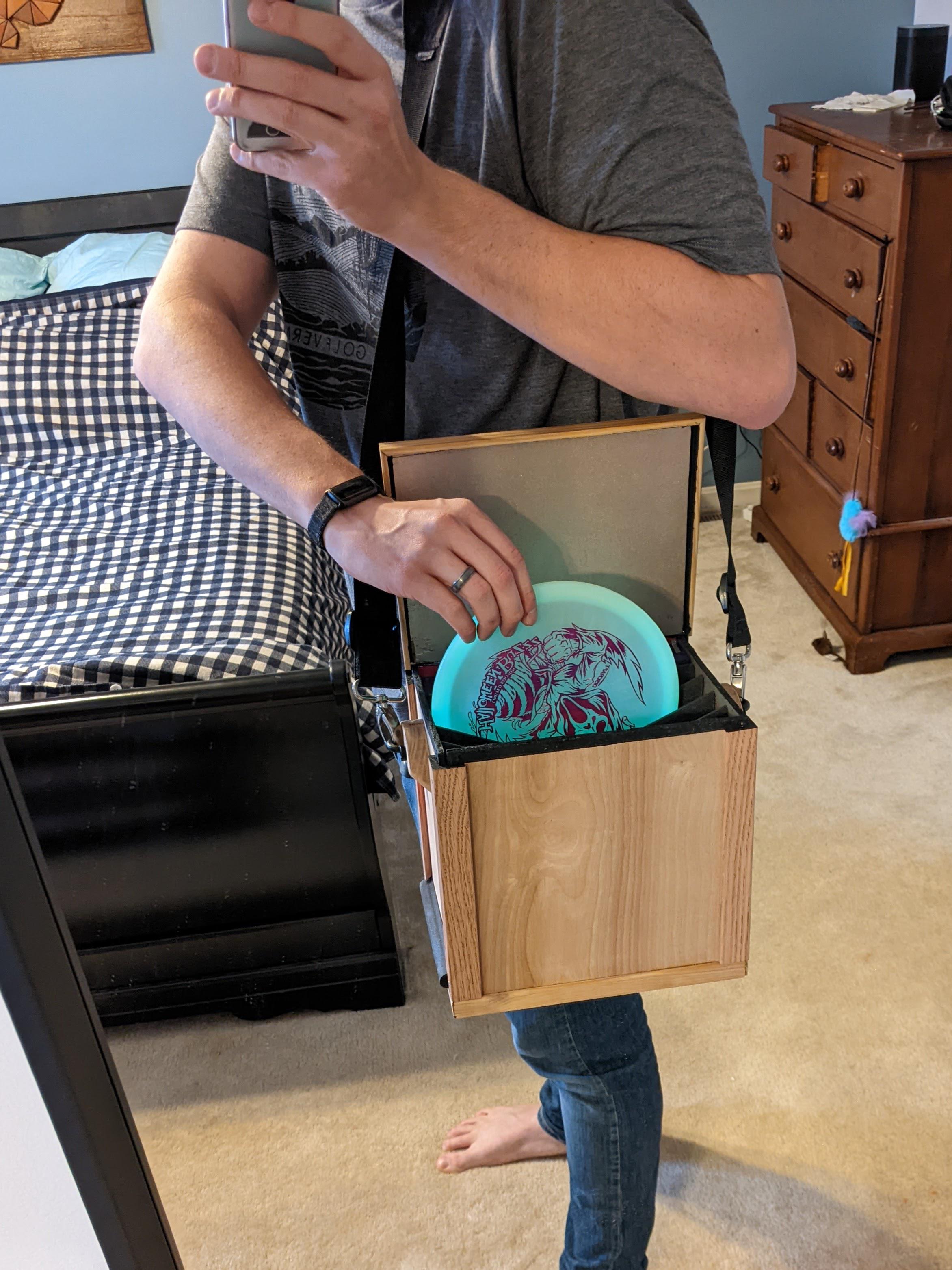 Strap doesn't block the lid