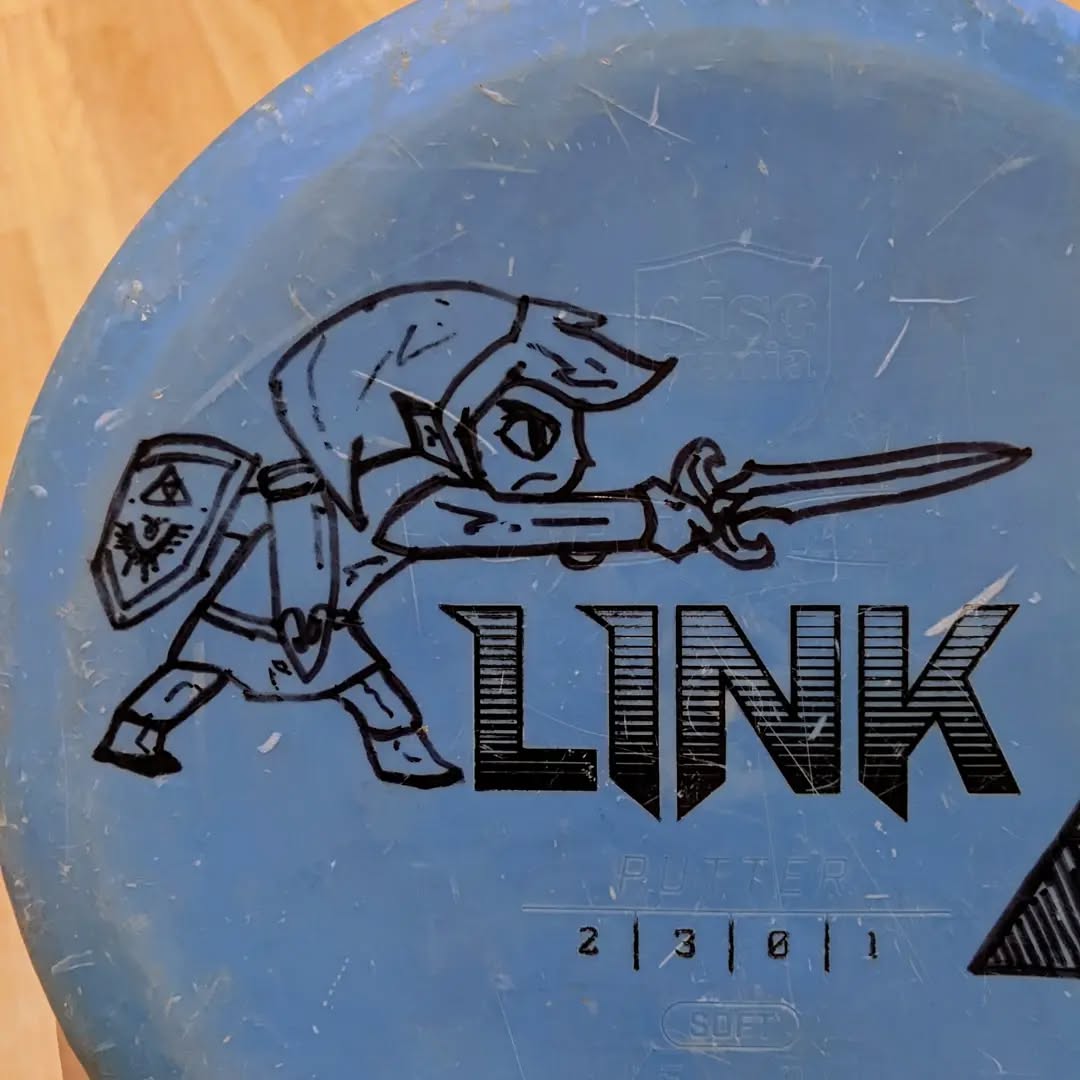 I thought I'd spruce up my super beat in everyday-putter 😂🗡️🛡️ I love pulling this guy out on the course...